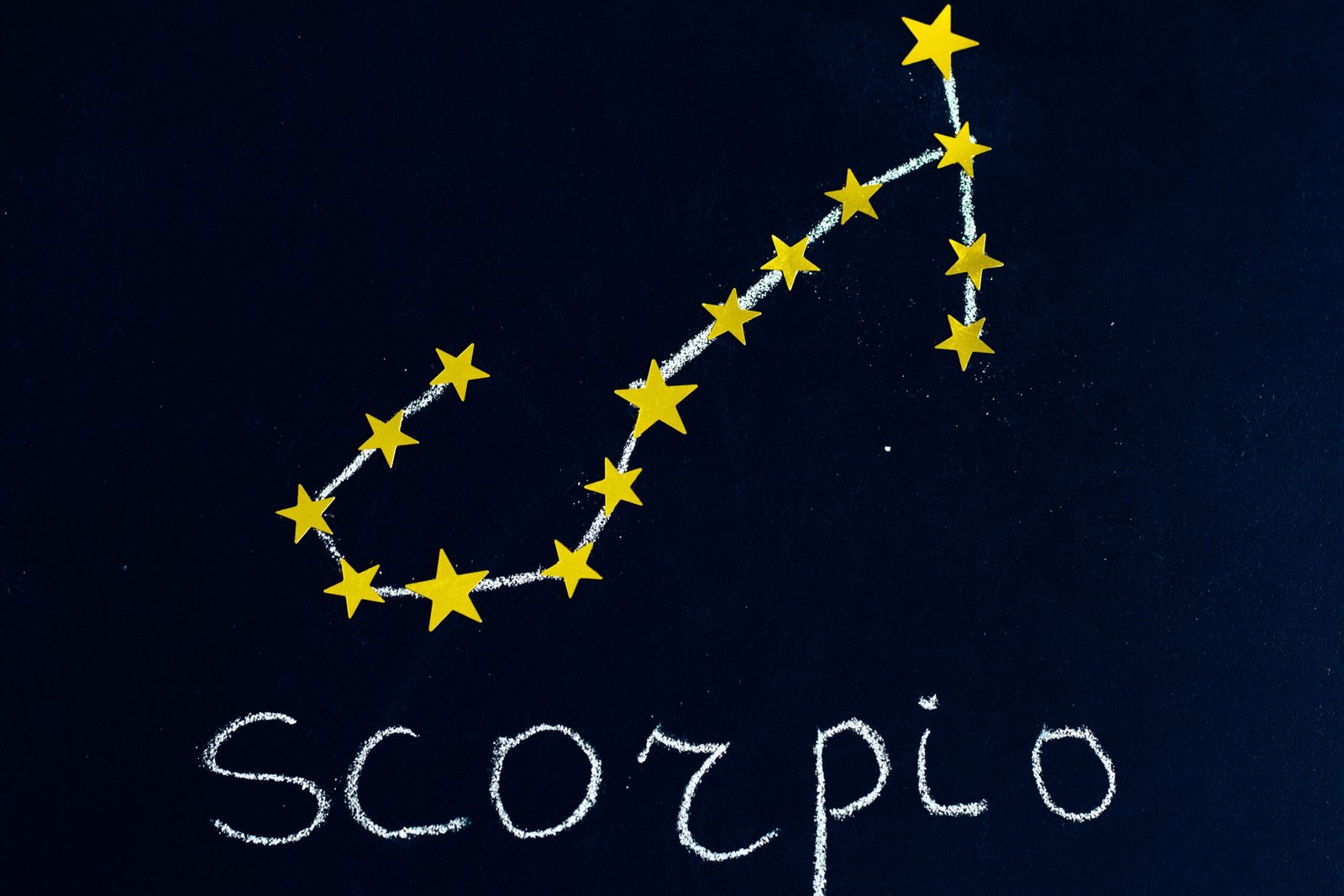 Polna luna 12. maja 2025: vpliv, rituali in horoskop