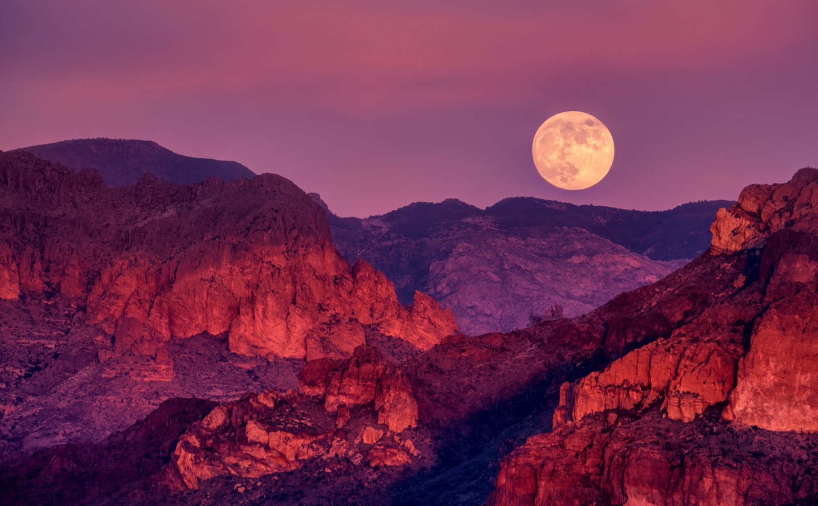 Polna luna 12. maja 2025: vpliv, rituali in horoskop