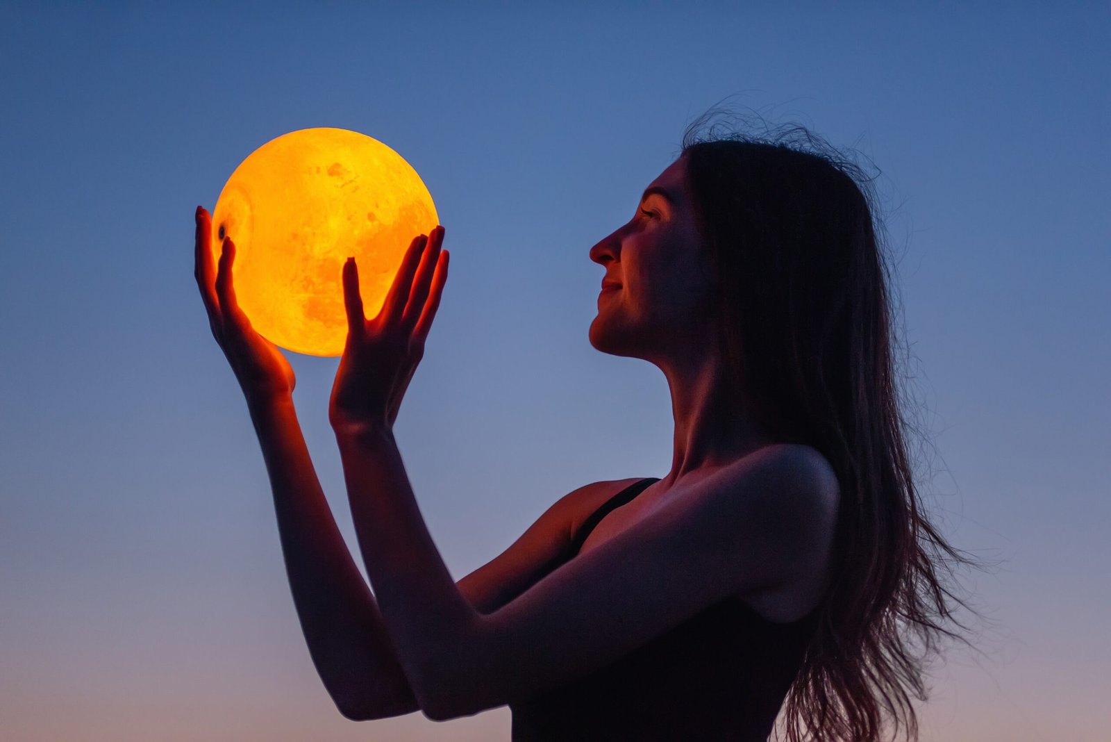 Polna luna 12. maja 2025: vpliv, rituali in horoskop