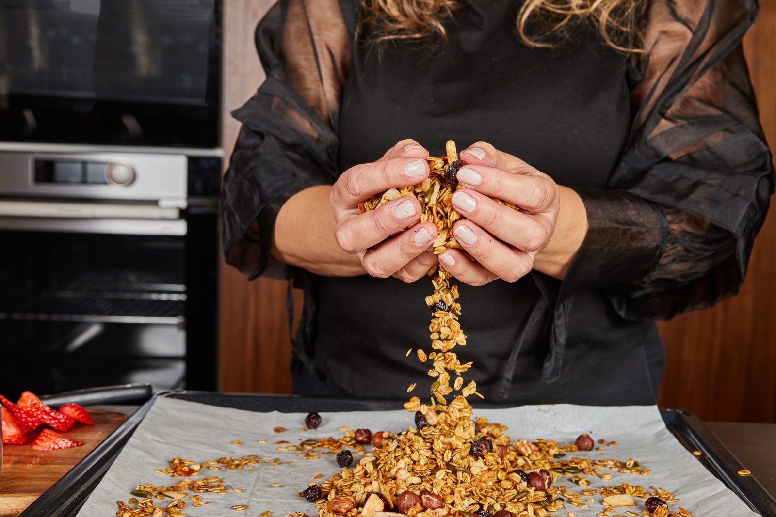 Domača granola z lešniki, sadjem in javorjevim sirupom