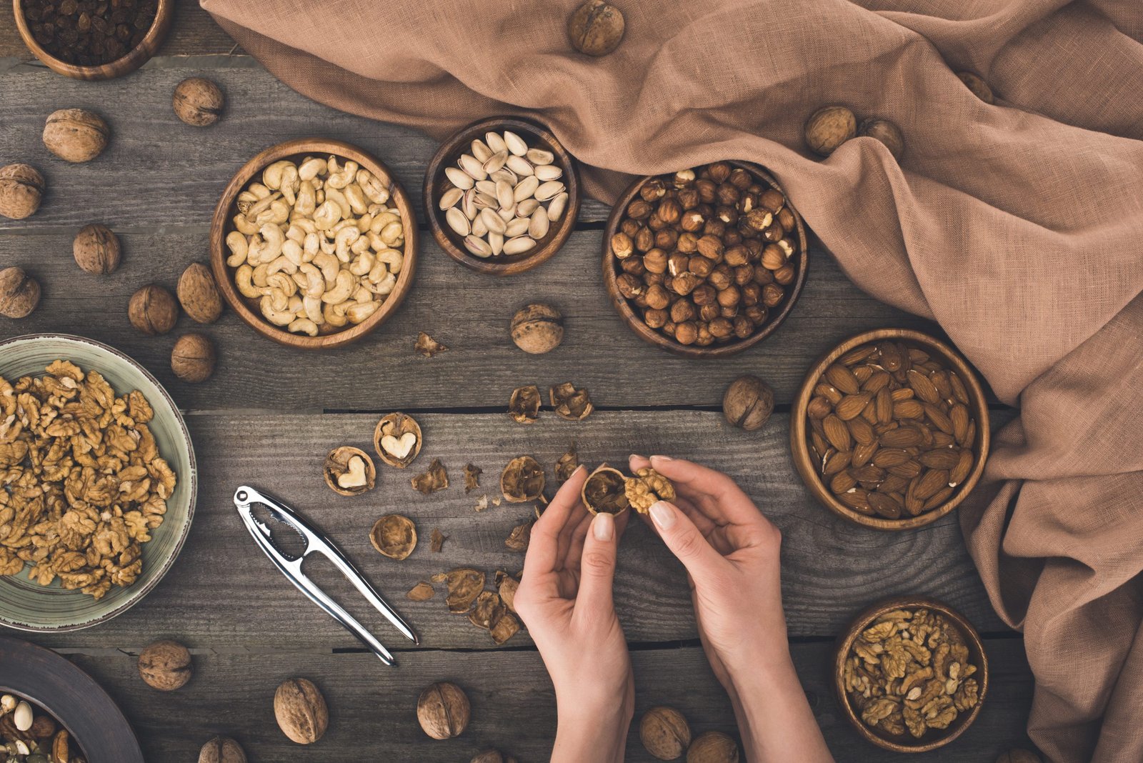 Domača granola z lešniki, sadjem in javorjevim sirupom