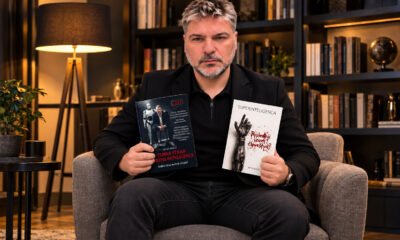 Mitja Pavlič s svojim knjigama Temna stran umetne inteligence in Superinteligenca