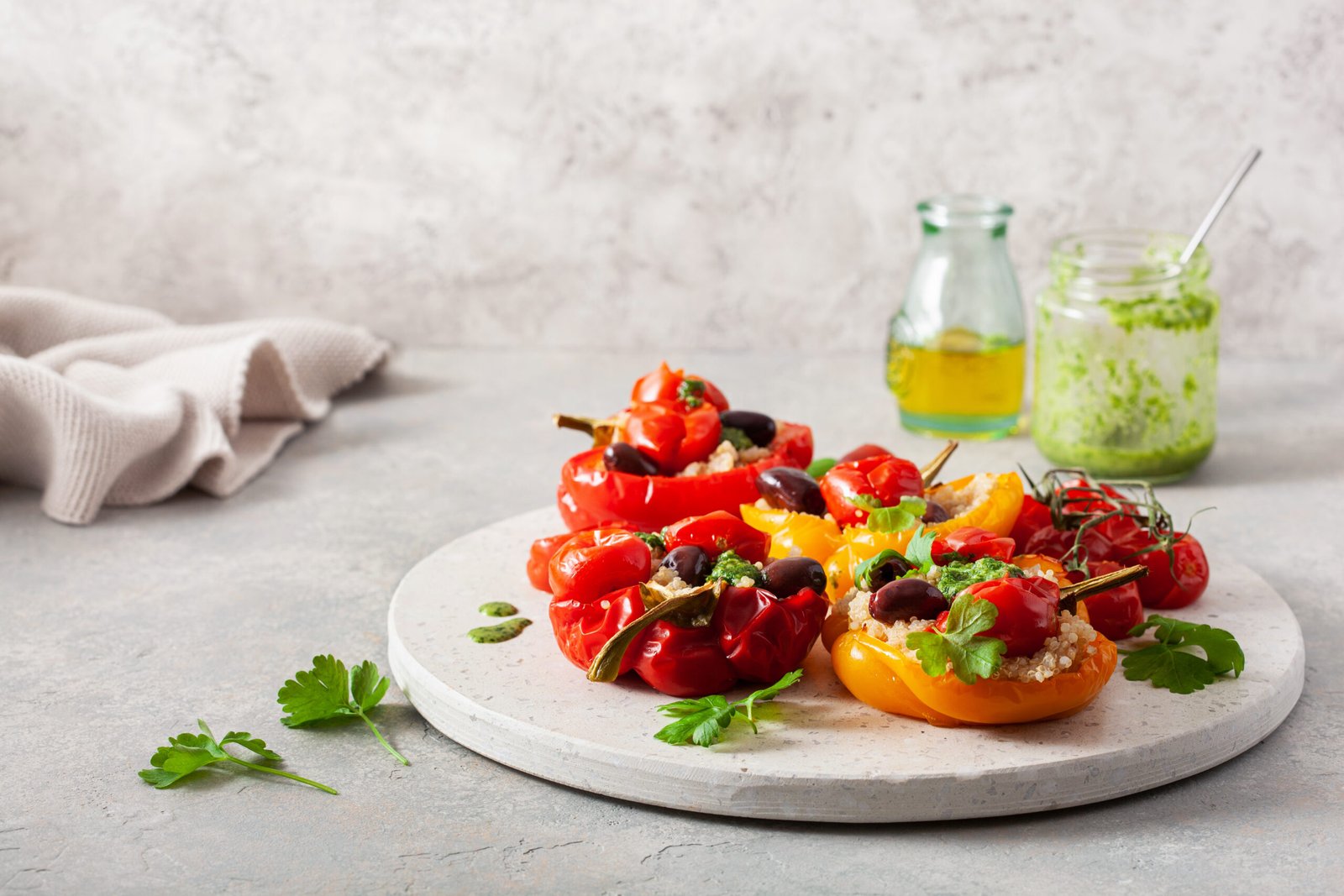 Polnjene paprike s kvinojo in chimichurri omako