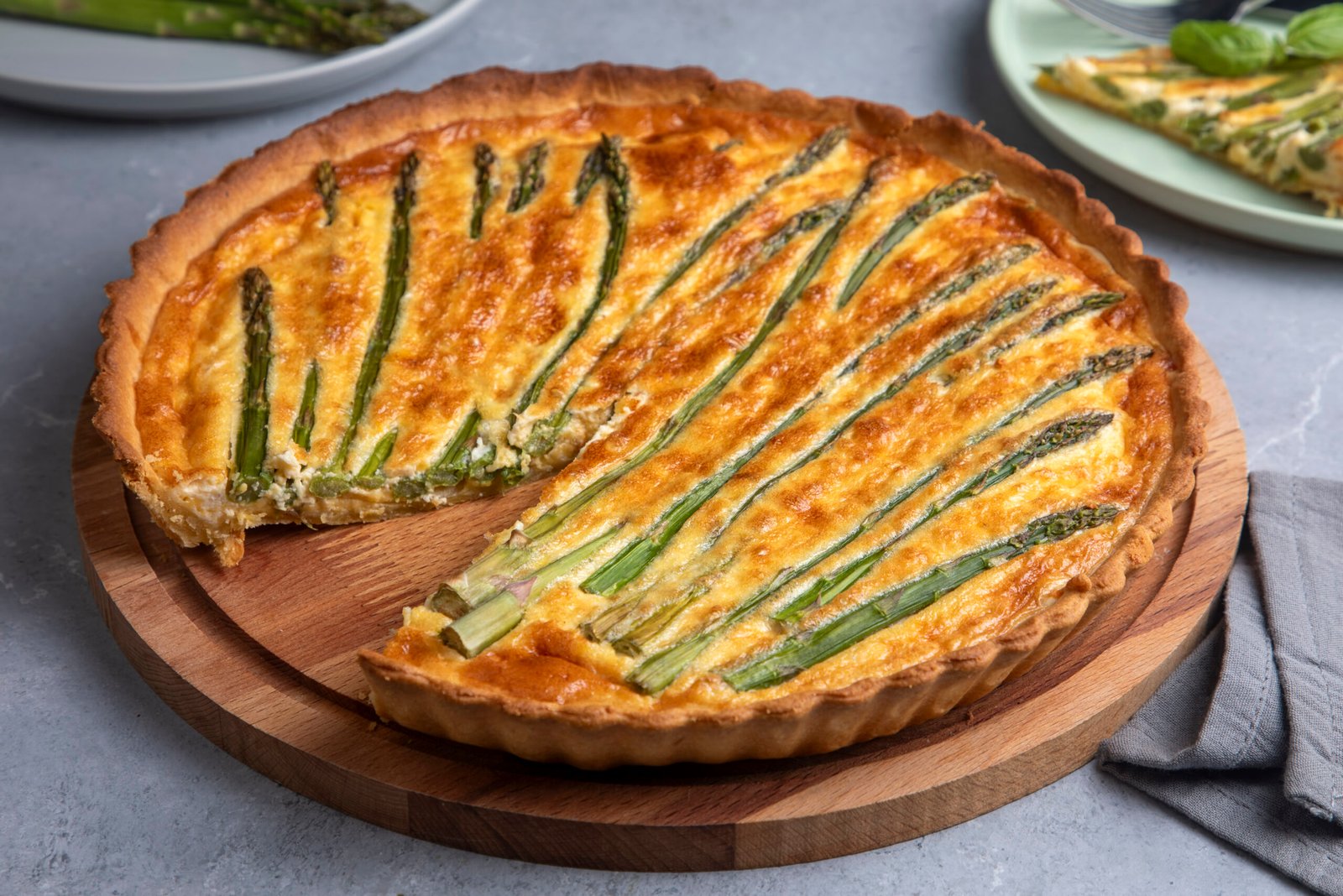 Quiche s šparglji, panceto, sirom in špinačo