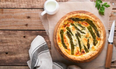 Quiche s šparglji, panceto, sirom in špinačo