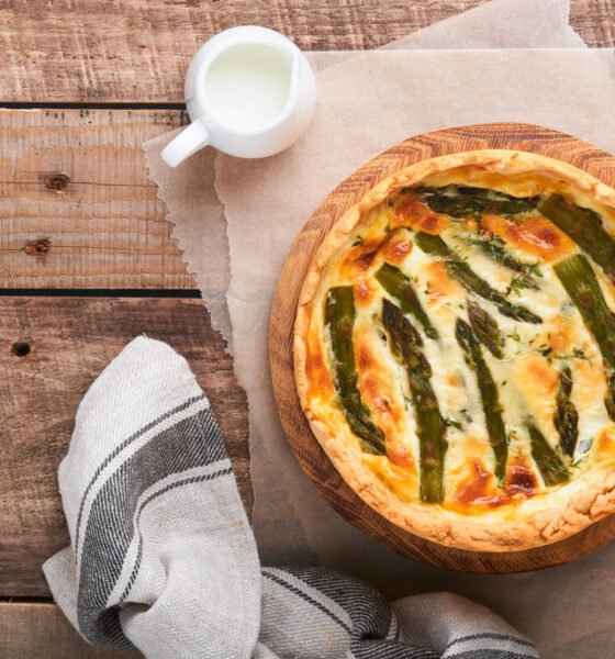 Quiche s šparglji, panceto, sirom in špinačo
