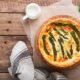 Quiche s šparglji, panceto, sirom in špinačo