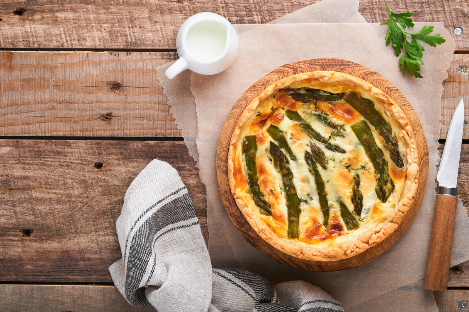 Quiche s šparglji, panceto, sirom in špinačo