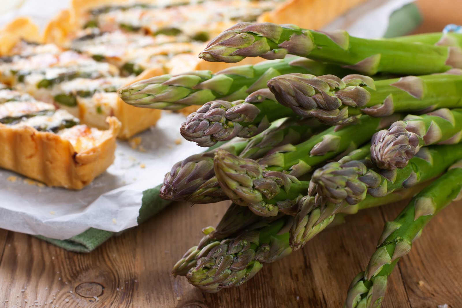 Quiche s šparglji, panceto, sirom in špinačo