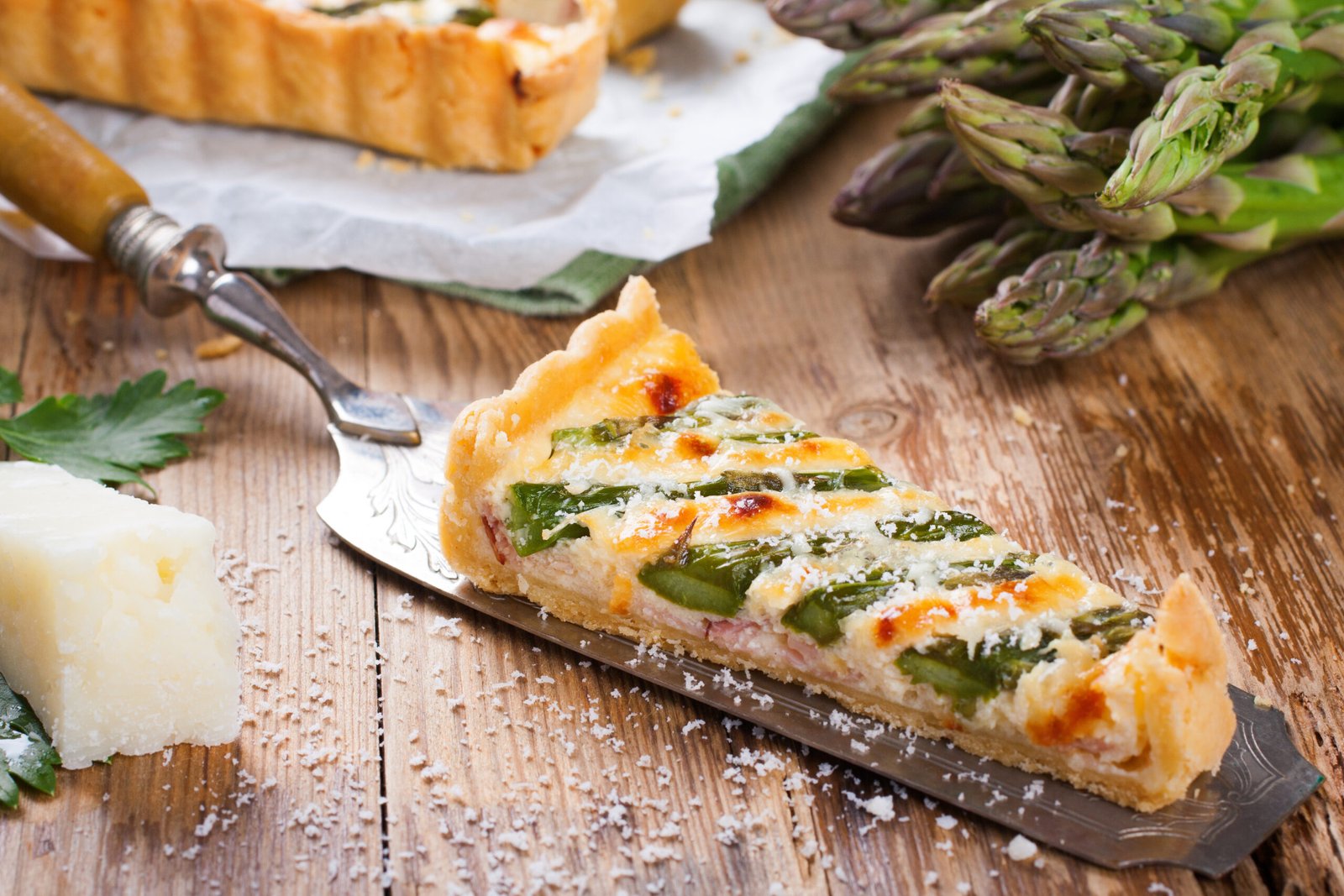 Quiche s šparglji, panceto, sirom in špinačo